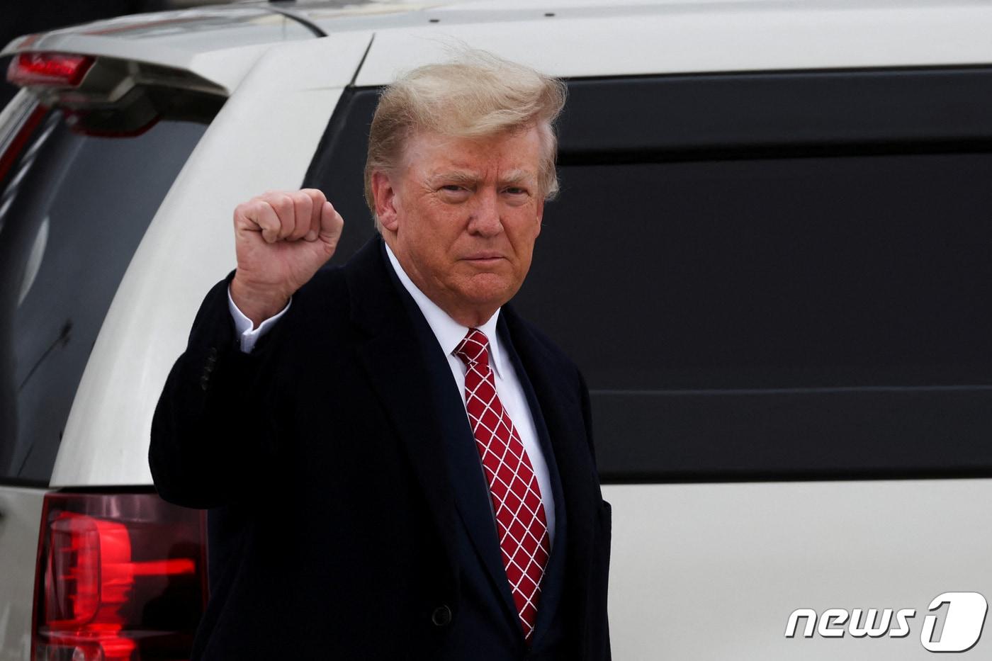 도널드 트럼프 전 미국 대통령이 1일(현지시간) 영국 스코틀랜드 애버딘 공항에 도착하며 주먹을 불끈 쥐고 있다. ⓒ 로이터=뉴스1 ⓒ News1 우동명 기자