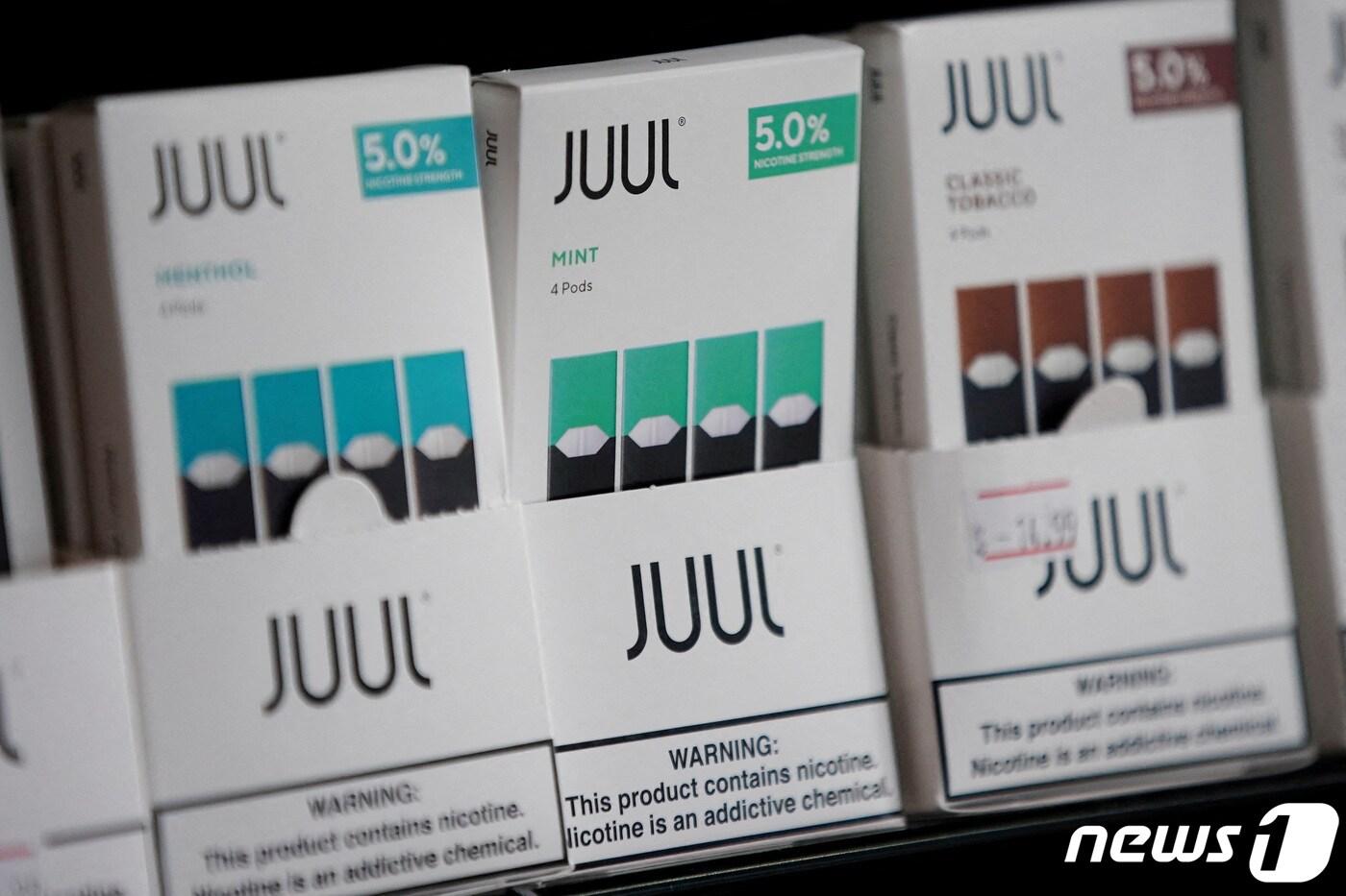 본문 이미지 - 26일(현지시간) 미구 조지아주 애틀랜타의 한 상점에서 전자담배 '쥴'(Juul)이 판매되고 있다. 2019.09.26/ (사진은 기사 내용과 무관함) 뉴스1 ⓒ 로이터=뉴스1 ⓒ News1 김민수 기자