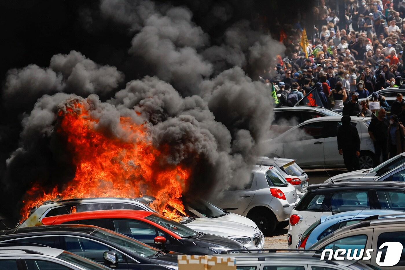 1일(현지시간) 프랑스 낭트에서 노동절에 맞춰 노조와 연합 전선을 구축한 연금 개혁 반대 시위대가 경찰과 충돌해 차량이 불에 타고 있다. 2023.5.1ⓒ 로이터=뉴스1 ⓒ News1 우동명 기자