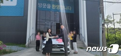 본문 이미지 - 복대자이 더 스카이 계약자 경품 수령식(GS 건설 제공).