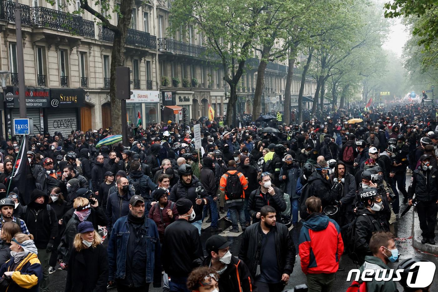 1일&#40;현지시간&#41; 프랑스 프리에서 노동절에 맞춰 노조와 연합 전선을 구축한 연금 개혁 반대 시위대가 행진을 하고 있다. ⓒ 로이터=뉴스1 ⓒ News1 우동명 기자