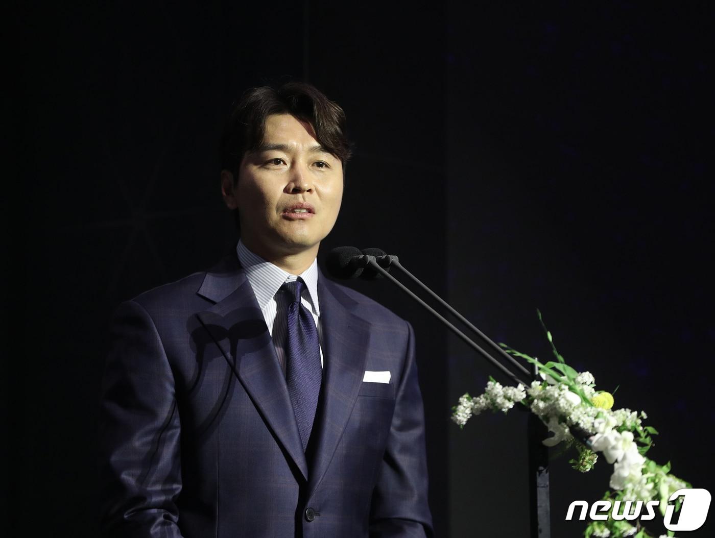 본문 이미지 - 대한축구협회를 향해 쓴 쇠를 한 이동국./뉴스1 ⓒ News1 신웅수 기자