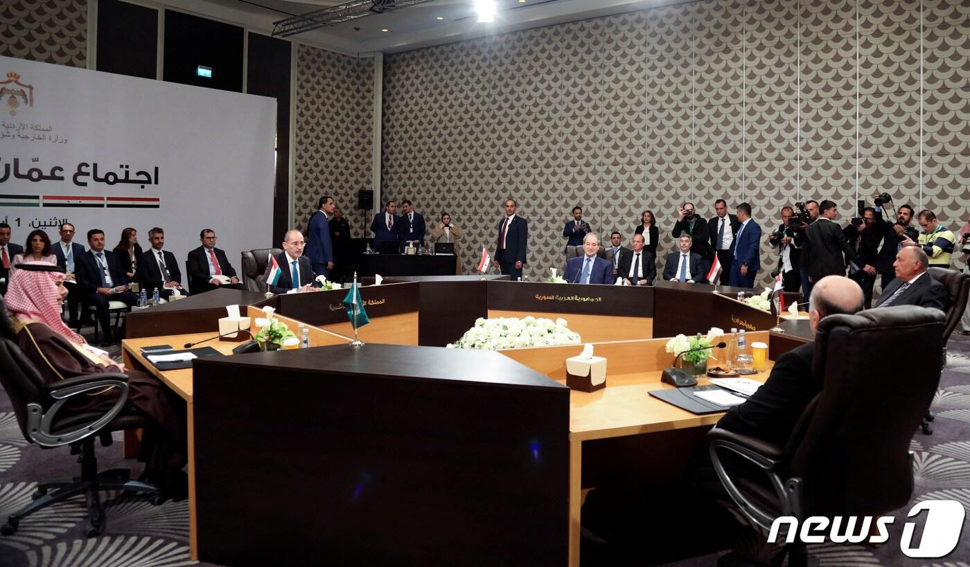 아이만 사파디 요르단 외무장관과 파이살 메크다드 시리아 외무장관, 사메 쇼쿠리 이집트 외무장관, 푸아드 후세인 이라크 외무장관, 파이살 빈 파르한 사우디아라비아 외무장관이 1일(현지시간) 암만에서 열린 아랍 외무장관 회의에 참석을 하고 있다. ⓒ 로이터=뉴스1 ⓒ News1 우동명 기자