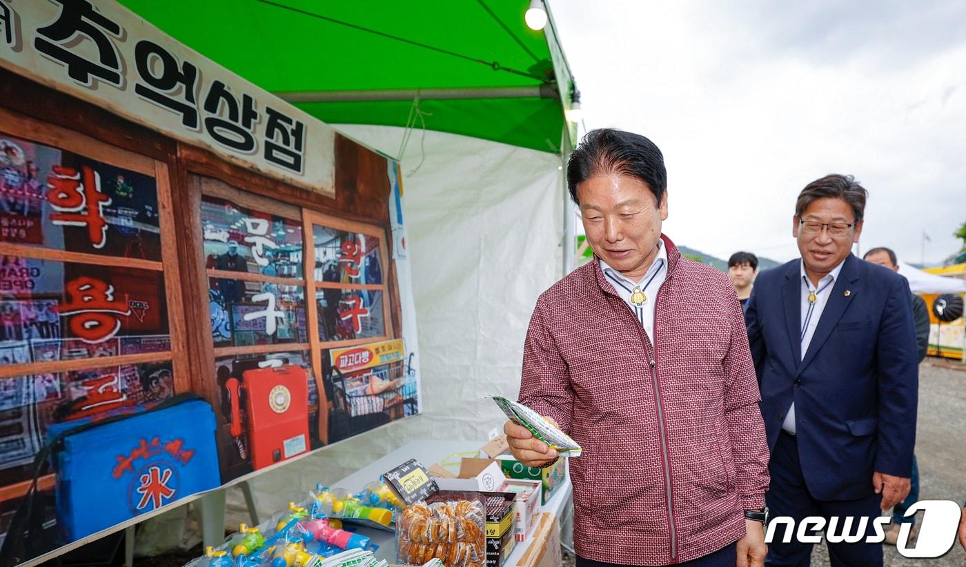 본문 이미지 - 이병환 성주군수가 가족 체험형 주말장터 '나랑놀장, 별꽃장터'를 살펴보고 있다.(성주군 제공) 2023.5.2/뉴스1