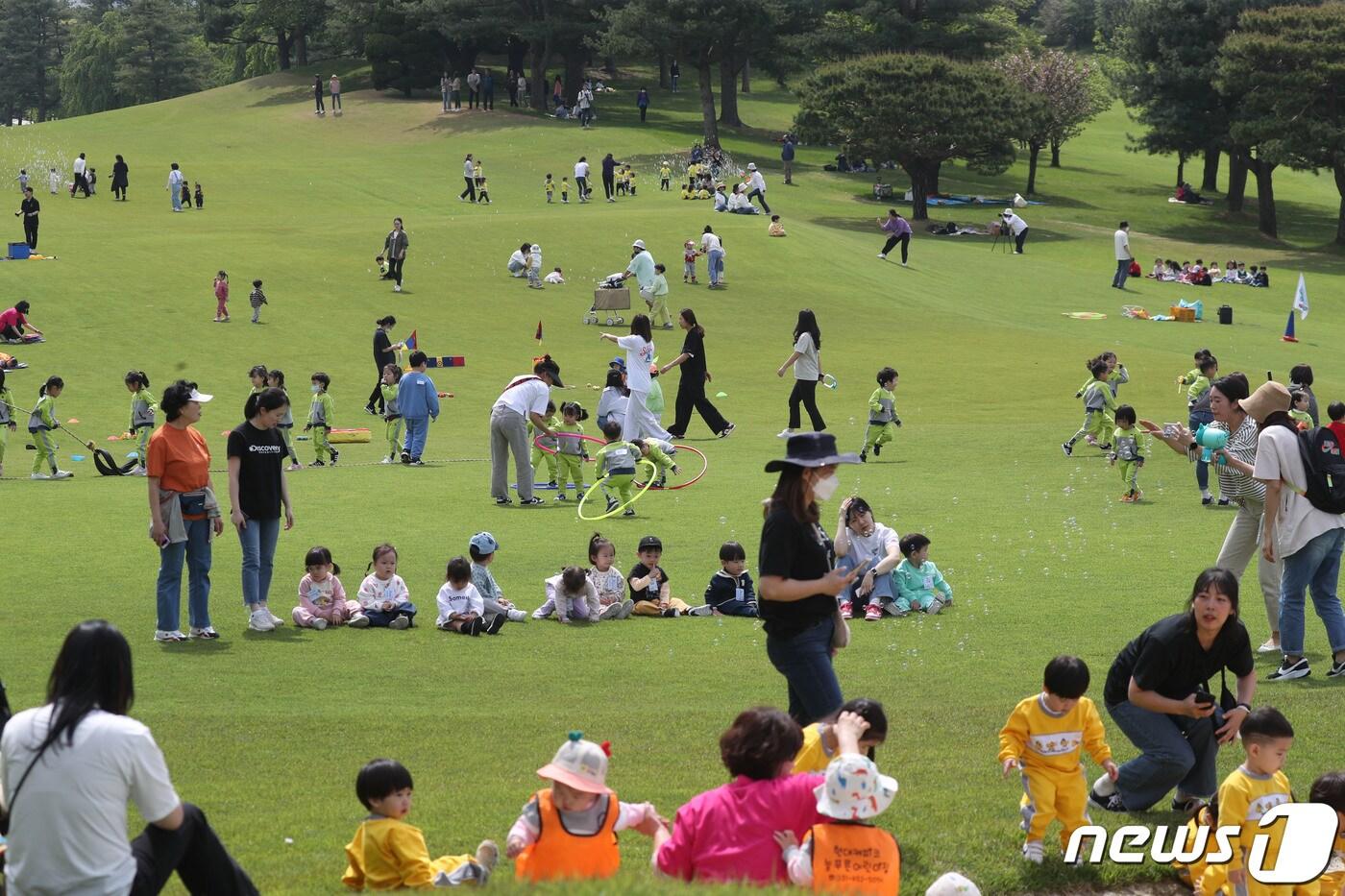 본문 이미지 - 시민들과 아이들이 한 공원에서 야외활동을 즐기고 있다. 2023.5.2/뉴스1 ⓒ News1 김영운 기자