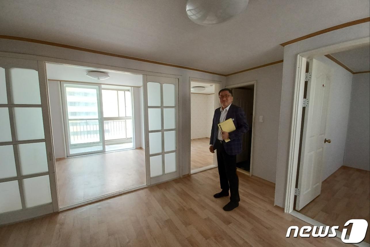 본문 이미지 - 조영현 화순군 공동주택팀장이 2일 오후 '1만원 임대주택' 대상지인 화순읍 부영6차 아파트 견본주택을 살펴보고 있다.2023.5.2/뉴스1 ⓒ News1 박영래 기자