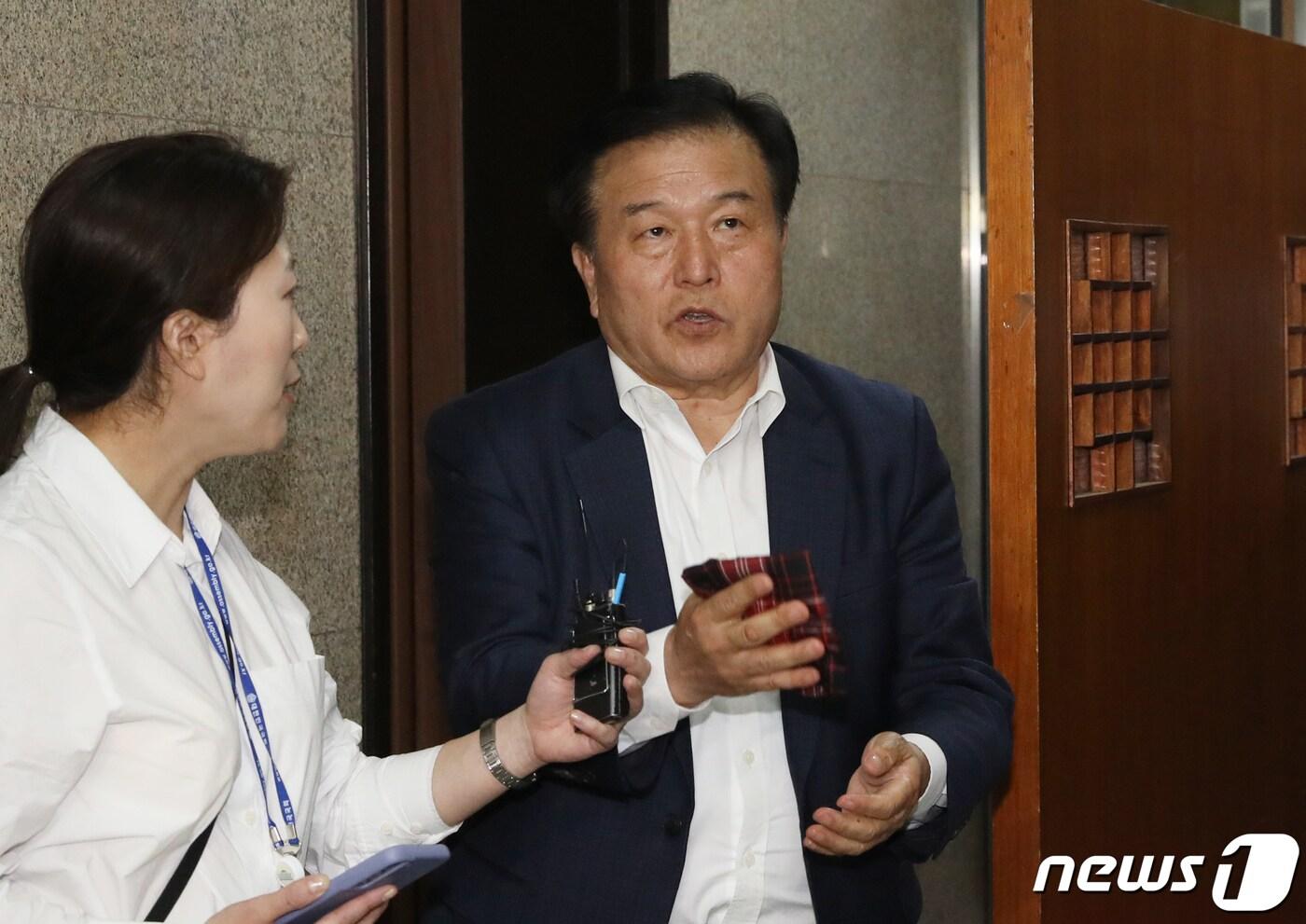 이진복 대통령비서실 정무수석이 2일 오후 박광온 더불어민주당 원내대표를 예방하기 위해 서울 여의도 국회로 들어서며 '태영호 녹취록' 관련 취재진의 질문을 받고 있다. 2023.5.2/뉴스1 ⓒ News1 송원영 기자