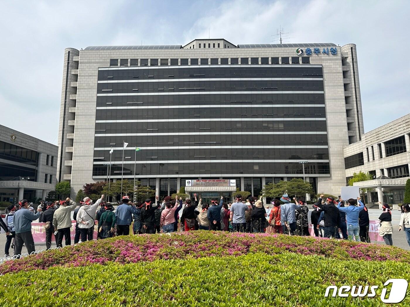 본문 이미지 - 2일 오후 충북 충주 중앙어울림시장 상인들이 충주시청 앞에서 집회를 열고 정밀안전진단 'E등급'에 따른 이주 대책을 요구하고 있다.2023.5.2/뉴스1