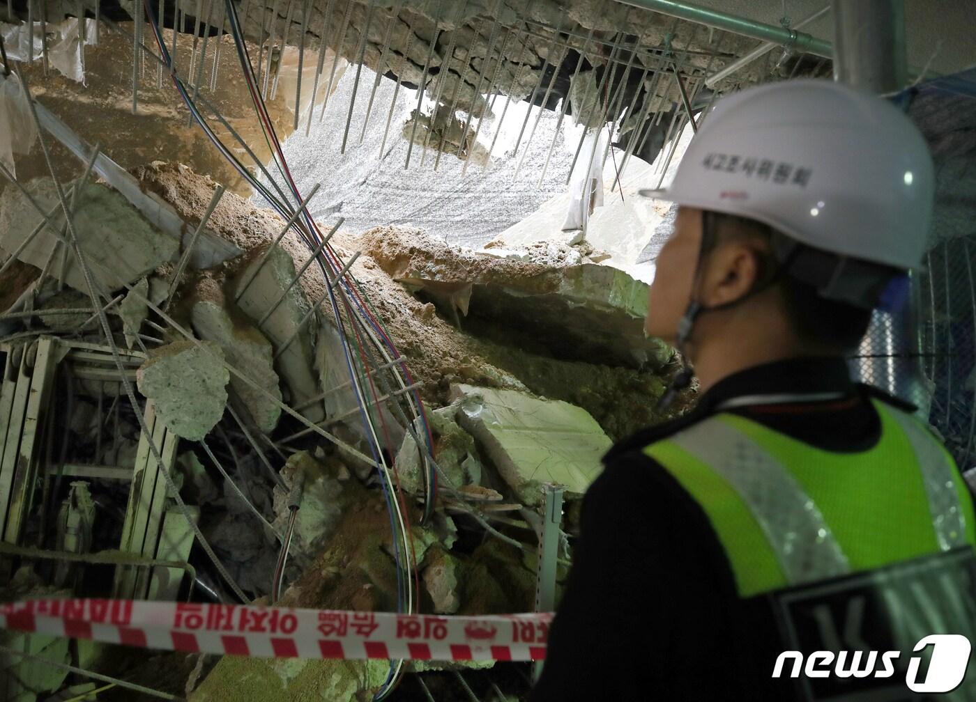 본문 이미지 - 국토안전관리원 관계자가 지난 5월 2일 인천시 서구 검단의 한 아파트 지하주차장 슬래브 붕괴 현장을 살피고 있다. 2023.5.2/뉴스1 ⓒ News1 정진욱 기자