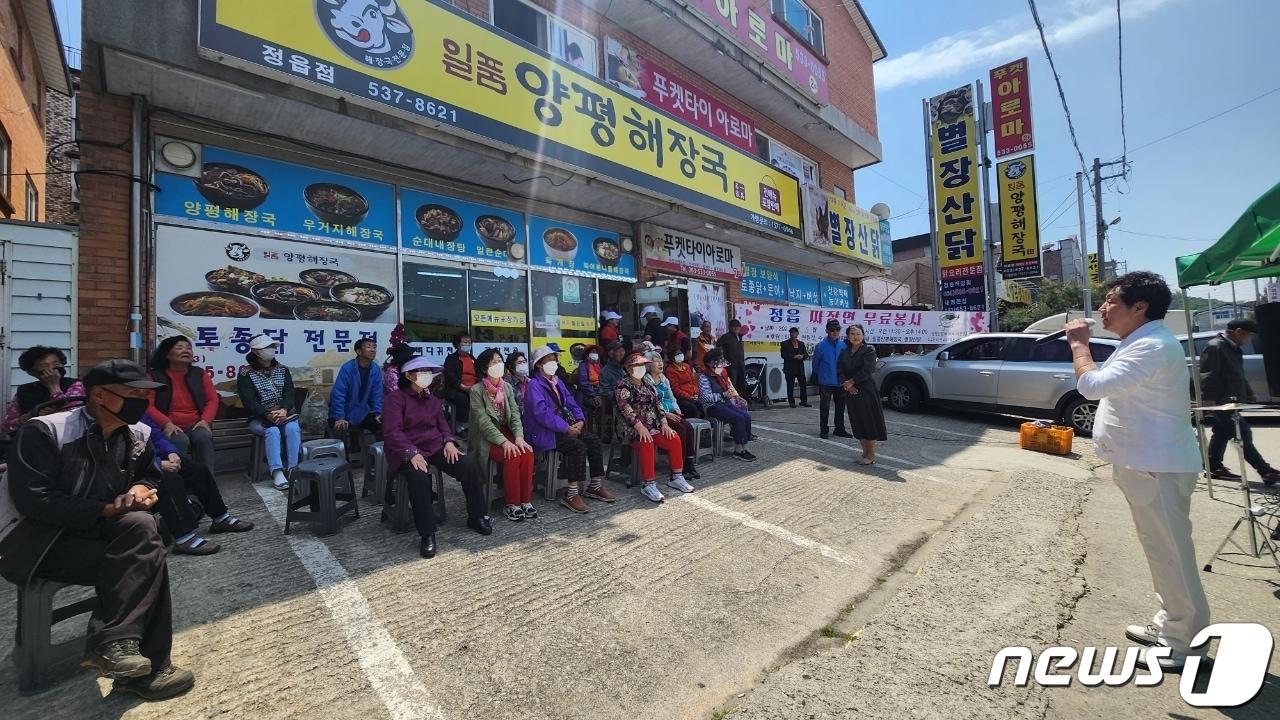 본문 이미지 - 전북 정읍시 수성동 요식업 부부연합회(회장 노홍래)가 5월 가정의 달을 맞아 1일 지역 주민 300명에게 짜장면 무료 나눔 봉사활동을 펼쳐 칭송을 받았다. 노홍래 회장이  무료 급식에 앞서 주민들에게 인삿말을 하고 있다.(정읍시 제공)2023.5.2/뉴스1