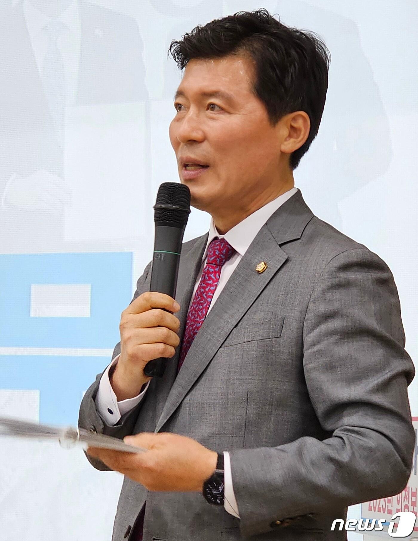 본문 이미지 - 2일 경북 구미 새마을운동테마공원 글로벌관에서 열린 국민의힘 구자근 의원(구미시갑) 의정보고회에서 구 의원이 의정보고를 하고 있다. 2023.5.2/뉴스1 ⓒ News1 정우용 기자