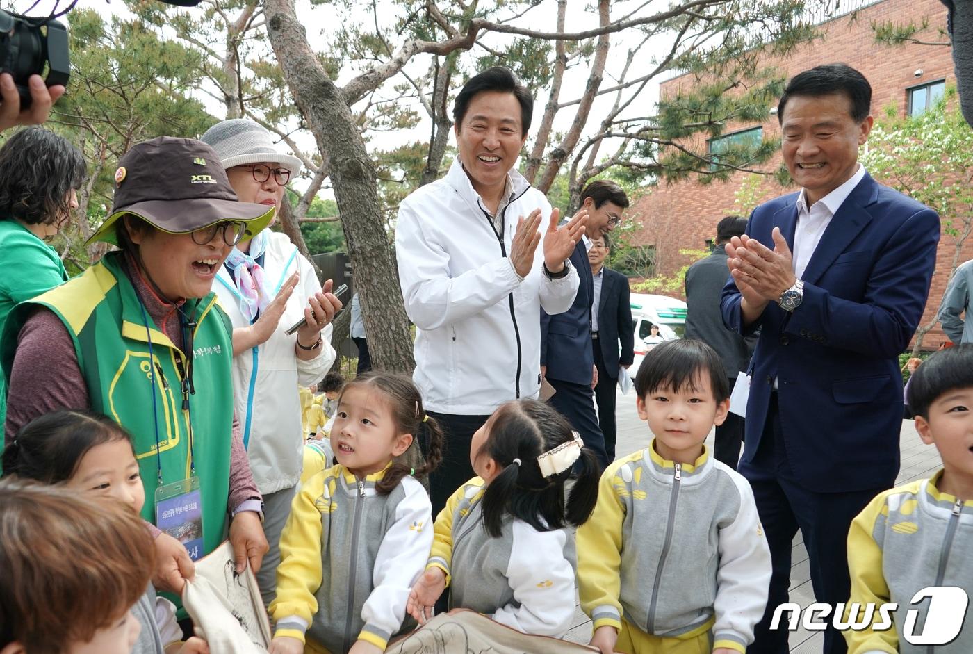 오세훈 서울시장이 2일 오후 서울 성북구 오동근린공원에서 열린 책쉼터 개관식에 참석해 어린이 체험 프로그램을 참관하며 손뼉을 치고 있다. (서울시 제공) 2023.5.2/뉴스1