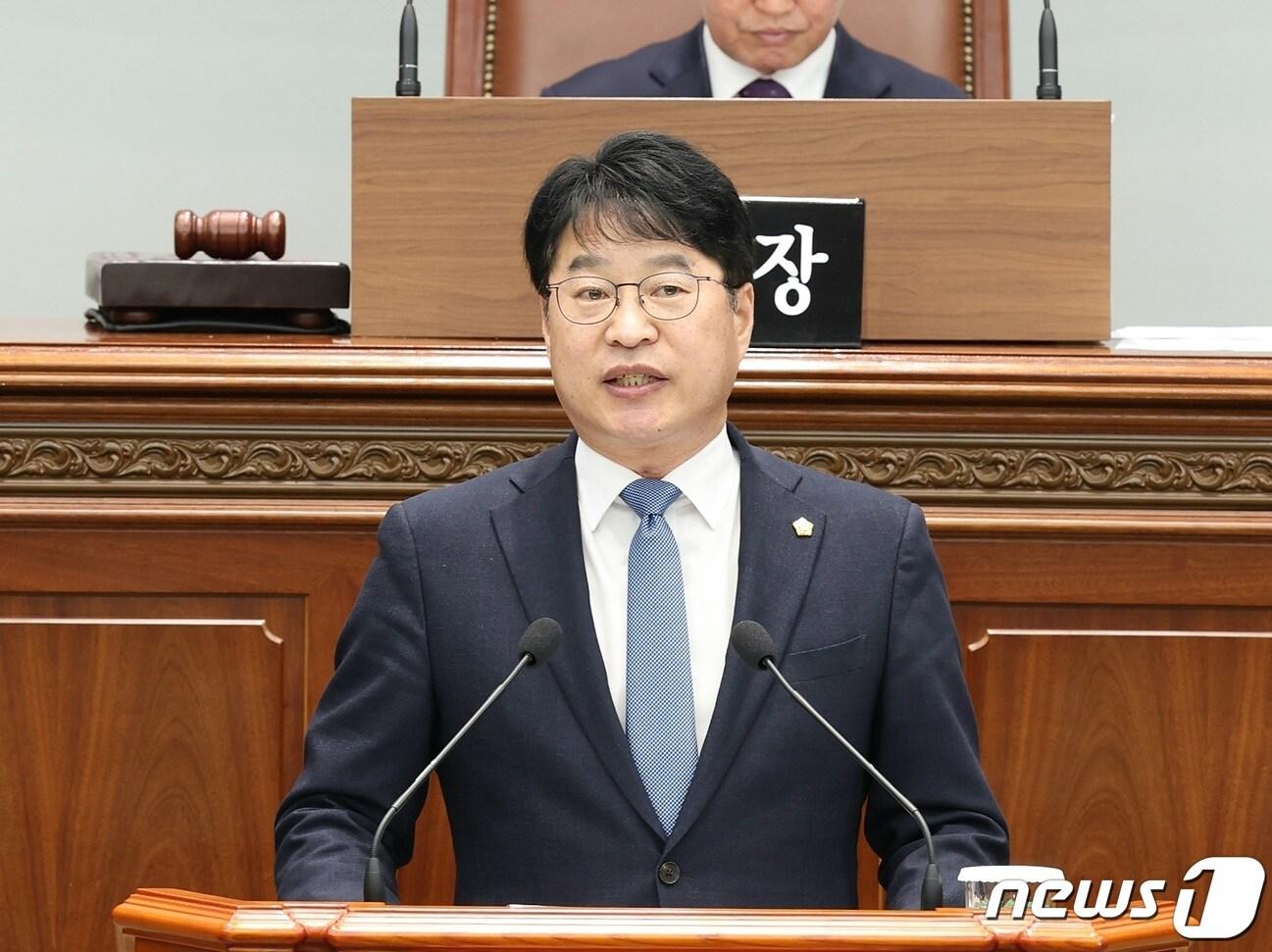 본문 이미지 - 이우완 창원시의원이 2일 열린 제123회 임시회 1차 본회의에서 5분 자유발언을 하고 있다.(창원시의회 제공)