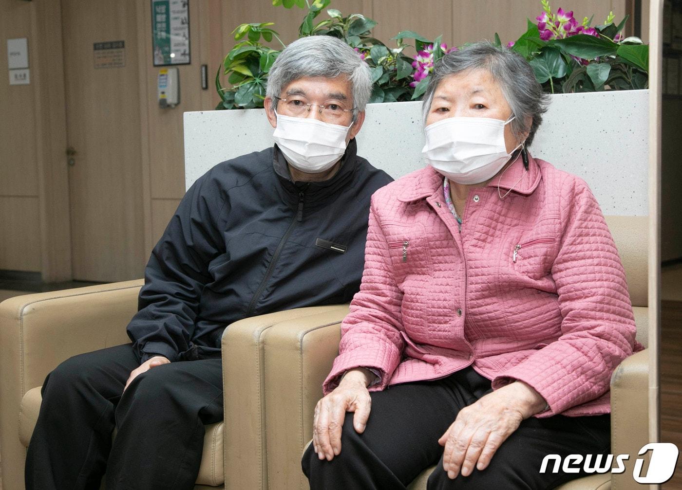본문 이미지 - 희귀 심장병 'ATTR-CM'을 앓고 있는 어머니 이행림씨(오른쪽)와 아들 김상범씨