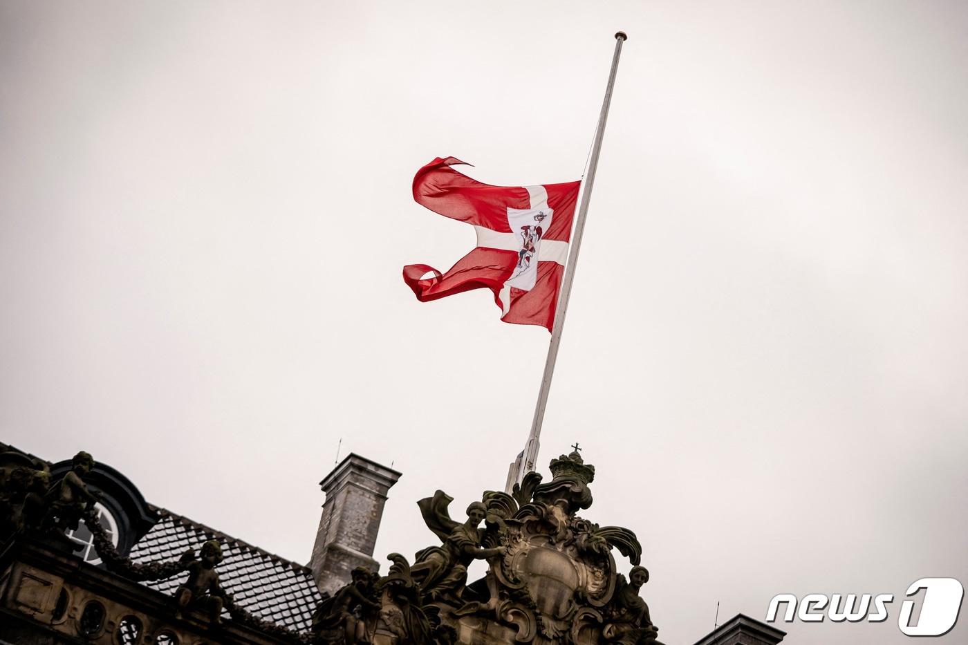본문 이미지 - 덴마크 코펜하겐에 위치한 아말리엔보르 궁전에서 국기가 게양돼 있다. ⓒ 로이터=뉴스1