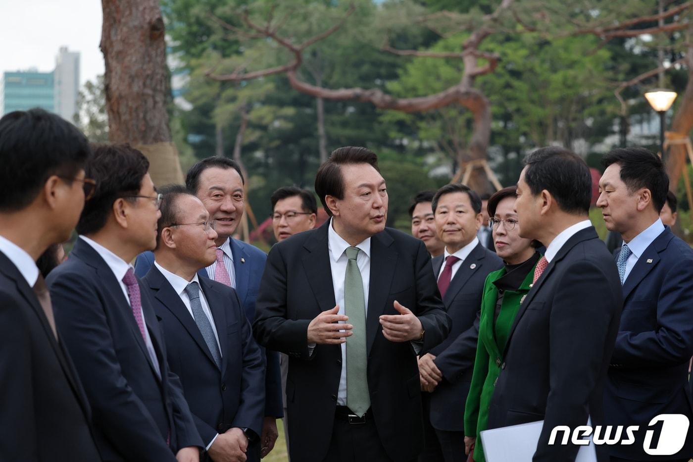 본문 이미지 - 윤석열 대통령이 2일 용산 대통령실 청사 파인그라스 정원에서 열린 국민의힘 지도부 만찬에서 김기현 대표 등 참석자들과 대화를 나누고 있다. (대통령실 제공) 2023.5.2/뉴스1 ⓒ News1 오대일 기자