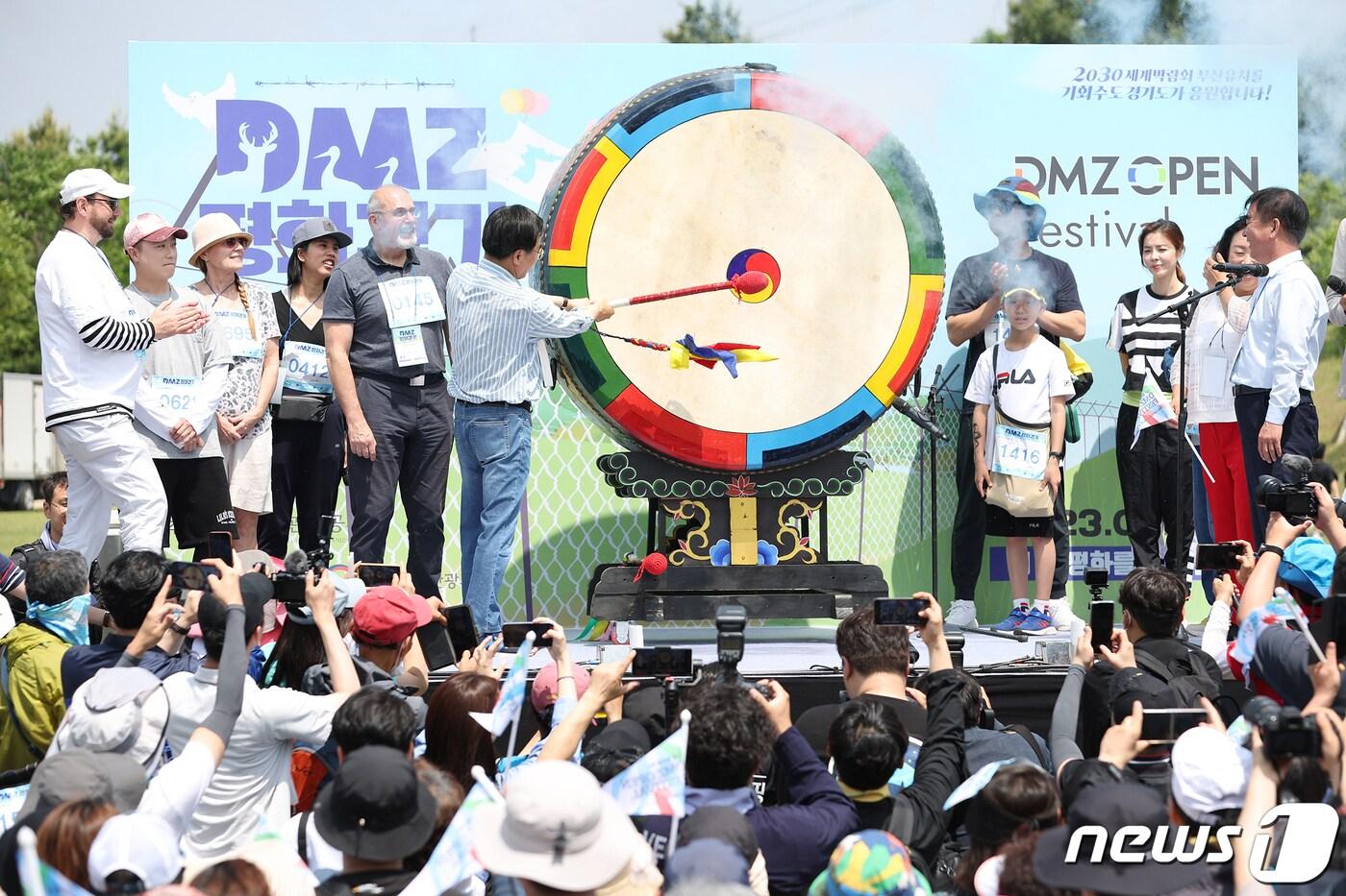 본문 이미지 - 김동연 경기도지사가 20일 오후 DMZ생태관광지원센터에서 열린 DMZ 평화걷기 행사에서  DMZ 평화걷기 시작을 알리는 출발 세레머니(북치기)를 하고 있다.(경기도 제공)