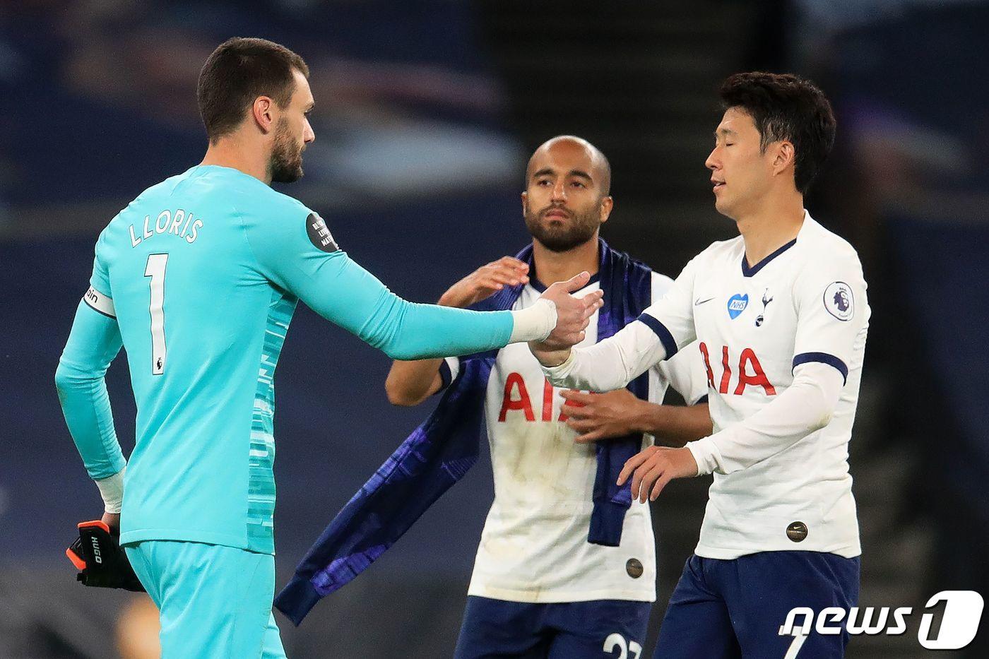 팀을 떠나려는 요리스(왼쪽)와 모우라(가운데) ⓒ AFP=뉴스1