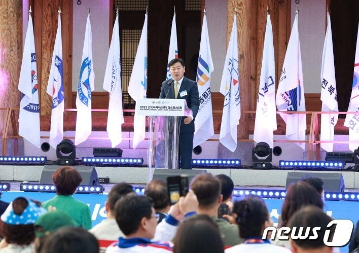 본문 이미지 - 20일 오후 전북 전주시 전라감영에서 전북아태마스터스 폐회식이 개최됐다. ‘하니된 스포츠, 즐거운 어울림’을 주제로 지난 12일부터 9일 간 열린 이번 아태마스터스 대회에는 71개국에서 1만4177명의 선수들과 가족 등이 참여했다.(조직위 제공) 2023.5.20/뉴스1