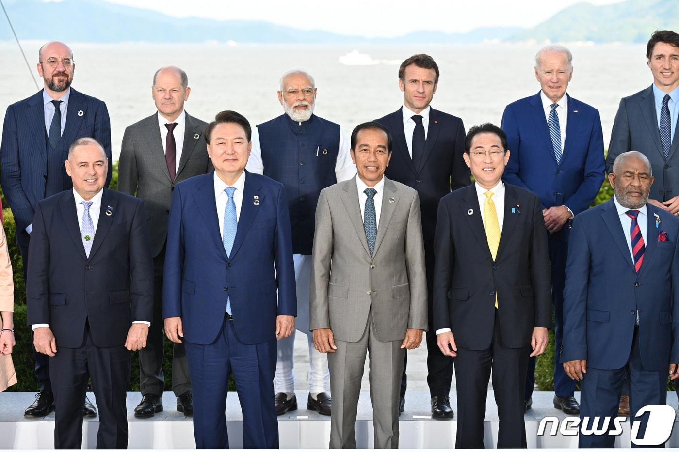 본문 이미지 - G7 의장국인 일본 초청에 따른 참관국(옵서버) 자격으로 G7 정상회의에 참석한 윤석열 대통령이 20일 일본 히로시마 그랜드 프린스 호텔에서 주요 7개국 정상 등과 기념촬영을 하고 있다. (G7 2023 히로시마 서밋 제공) 2023.5.20/뉴스1