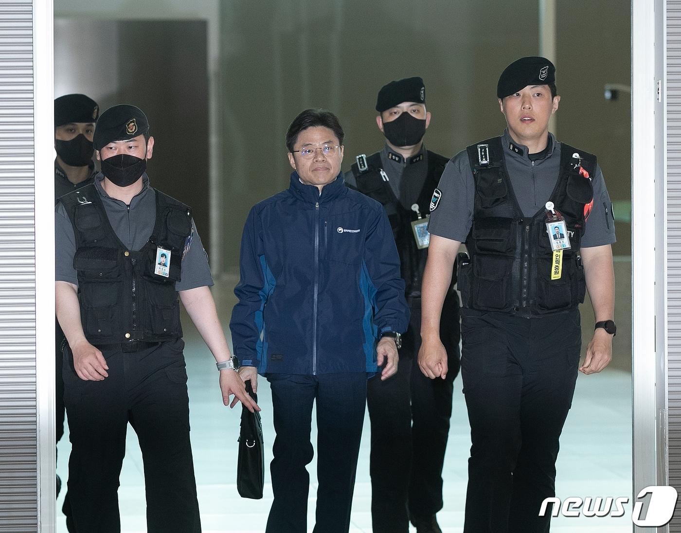 본문 이미지 - 후쿠시마 원전 오염수 전문가 현장시찰단장을 맡은 유국희 원자력안전위원회 위원장이 21일 오전 인천국제공항 2터미널을 통해 일본으로 출국하고 있다. 원전 시설 및 방사선 분야 전문가 19명과 한국해양과학기술원(KIOST)의 해양환경방사능 전문가 1명 등 21명으로 구성된 시찰단은 이날부터 5박6일 일정으로 일본을 방문한다. 2023.5.21/뉴스1 ⓒ News1 신웅수 기자