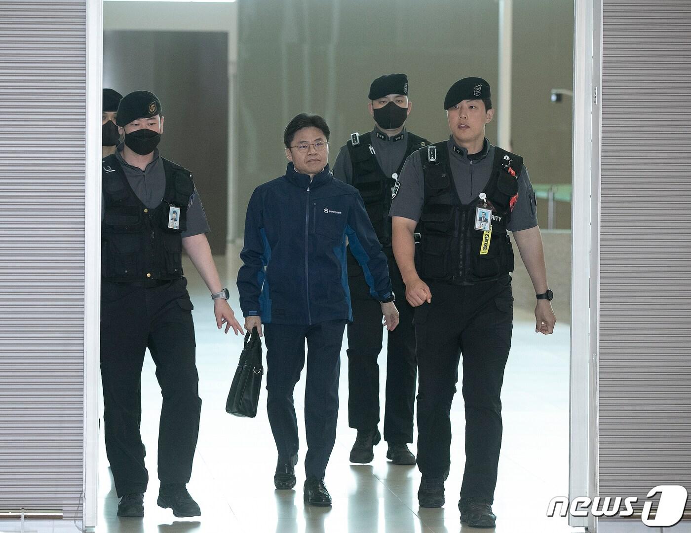 본문 이미지 - 후쿠시마 원전 오염수 전문가 현장시찰단장을 맡은 유국희 원자력안전위원회 위원장이 21일 오전 인천국제공항 2터미널을 통해 일본으로 출국하고 있다. 원전 시설 및 방사선 분야 전문가 19명과 한국해양과학기술원(KIOST)의 해양환경방사능 전문가 1명 등 21명으로 구성된 시찰단은 이날부터 5박6일 일정으로 일본을 방문한다. 2023.5.21/뉴스1 ⓒ News1 신웅수 기자