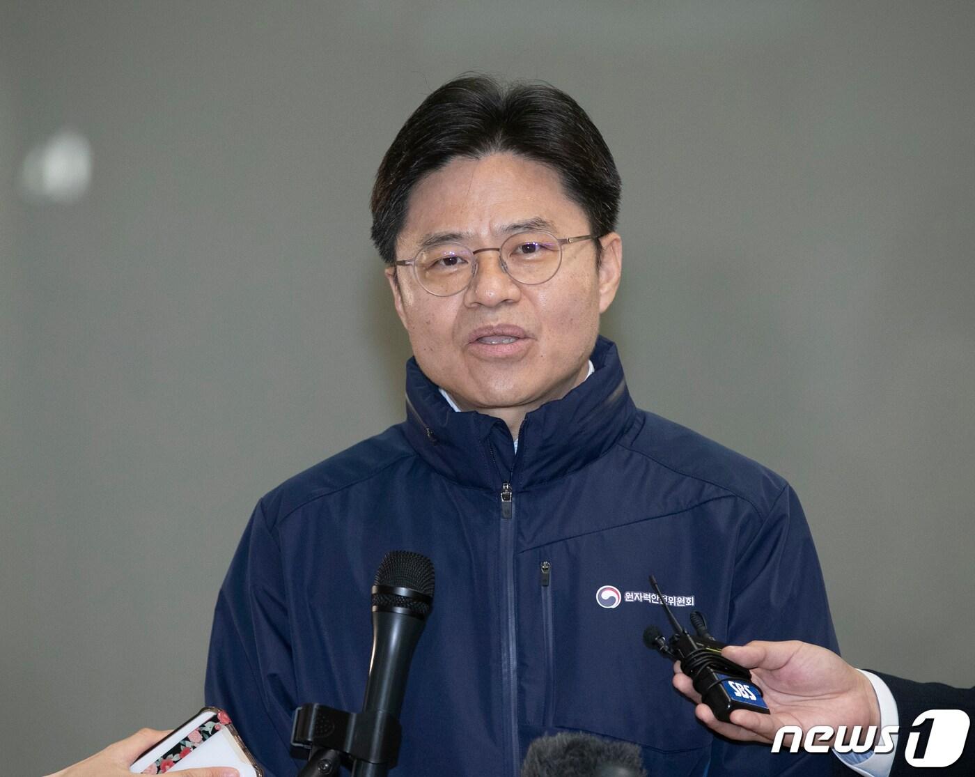 본문 이미지 - 후쿠시마 원전 오염수 전문가 현장시찰단장을 맡은 유국희 원자력안전위원회 위원장이 21일 오전 인천국제공항 2터미널을 통해 일본으로 출국하며 취재진의 질의에 답변하고 있다. 원전 시설 및 방사선 분야 전문가 19명과 한국해양과학기술원(KIOST)의 해양환경방사능 전문가 1명 등 21명으로 구성된 시찰단은 이날부터 5박6일 일정으로 일본을 방문한다. 2023.5.21/뉴스1 ⓒ News1 신웅수 기자