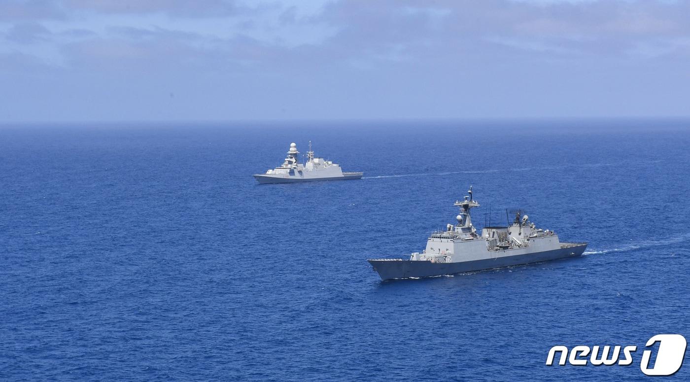 청해부대 39진 충무공이순신함(오른쪽)이 아덴만 인근 해상에서 이탈리아 해군 리조함(Luigi Rizzo, 왼쪽)과 연합협력훈련을 하고 있다. 지난 14일부터 20일까지 7일간 진행된 이번 작전에는 대한민국 청해부대를 포함해 미국, 이탈리아, 일본, 스페인, 오만, 예멘, 파키스탄, 세이셸, 지부티, 사우디아라비아, 캐나다, 케냐, 바레인 총 14개 국가의 함정 및 항공기 등 연합전력이 참가했다. (합참 제공) 2023.5.21/뉴스1