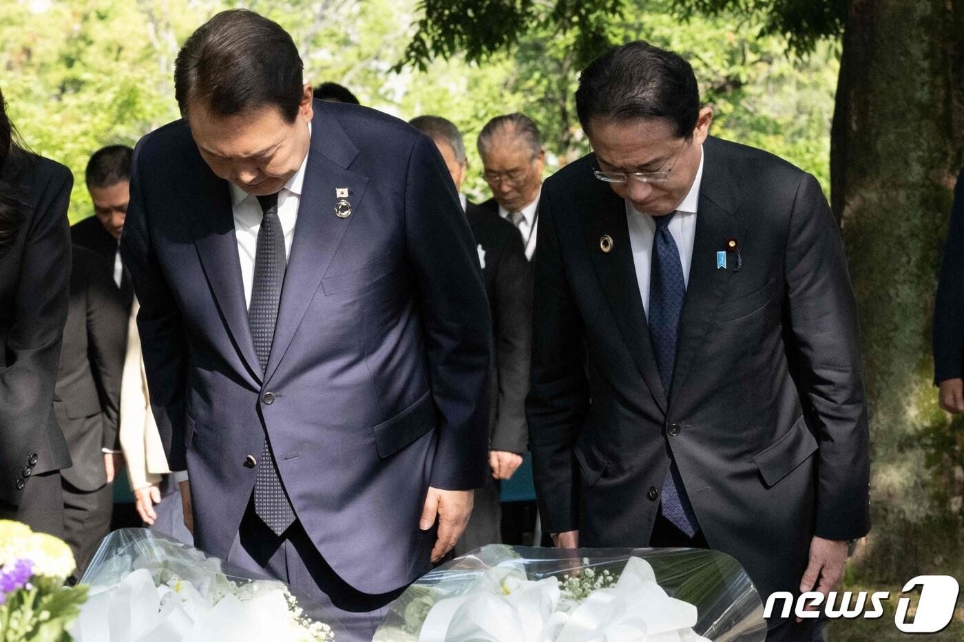 주요 7개국(G7) 정상회의 참관국 자격으로 일본을 방문 중인 윤석열 대통령은 기시다 후미오(岸田文雄) 일본 총리와 21일 오전 일본 히로시마 평화기념공원에 있는 한국인 원폭 희생자 위령비를 찾아 함께 참배했다. ⓒ AFP=뉴스1 ⓒ News1 최종일 기자