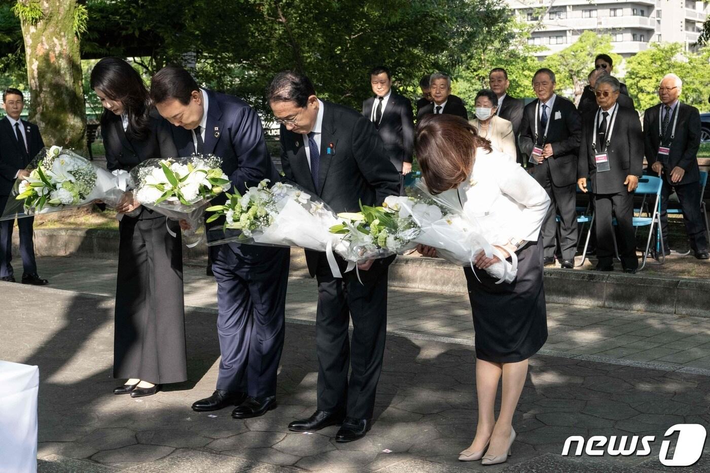 본문 이미지 - 윤석열 대통령과 부인 김건희 여사 그리고 기시다 후미오(岸田文雄) 일본 총리와 부인 기시다 유코 여사가 21일 오전 일본 히로시마 평화기념공원에 있는 한국인 원폭 희생자 위령비를 찾아 함께 참배하고 있다. ⓒ AFP=뉴스1 ⓒ News1 최종일 기자
