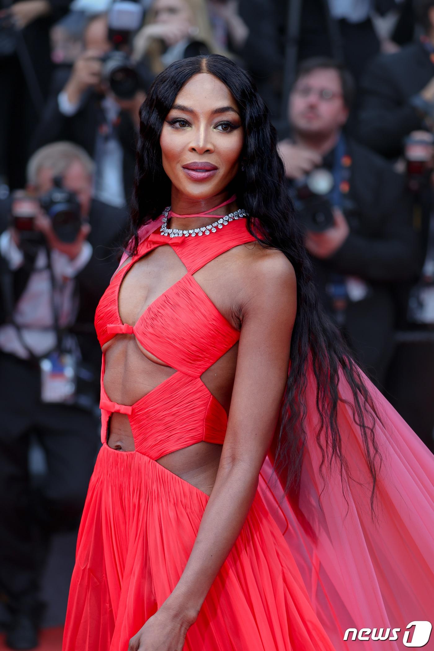 본문 이미지 - 20일(현지시간) 제76회 칸 국제영화제가 열리고 있는 프랑스 남부 소도시 칸 ‘팔레 데 페스티발’(Palais des Festival) 뤼미에르 대극장에서 열린 ‘킬러스 오브 더 플라워 문’ 시사회에서 나오미 캠벨이 레드 카펫에 오르고 있다. 2023.5.21/뉴스1 ⓒ News1 DB