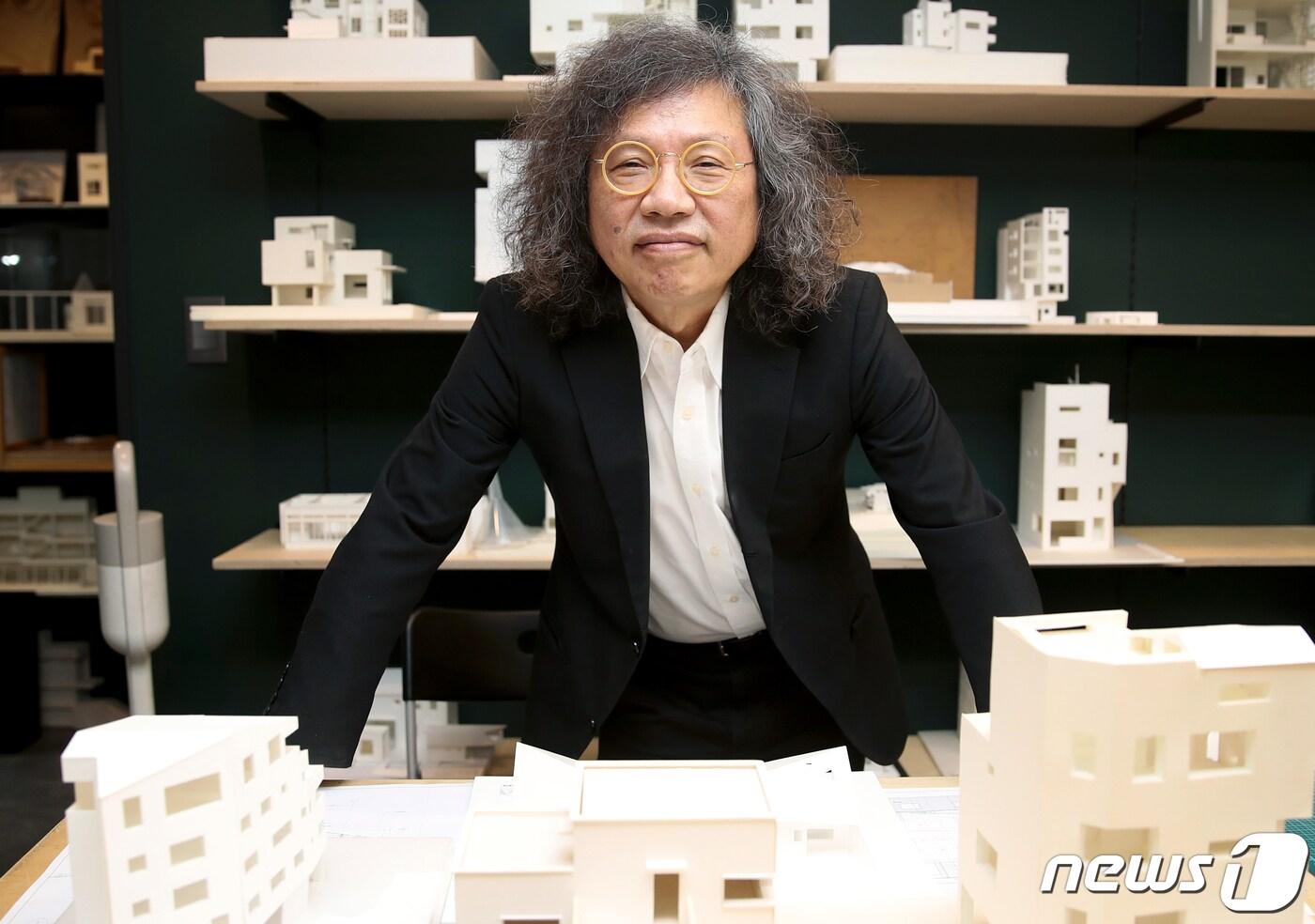 임형남 새건축사협의회장(가온건축 대표)이 19일 서울 강남구 가온건축사무소 사무실에서 열린 뉴스1과의 인터뷰에 앞서 포즈를 취하고 있다.  인터뷰 대담=김희준 건설부동산부 부장, 정리= 최서윤 기자.. 2023.5/19 ⓒ News1 권현진 기자