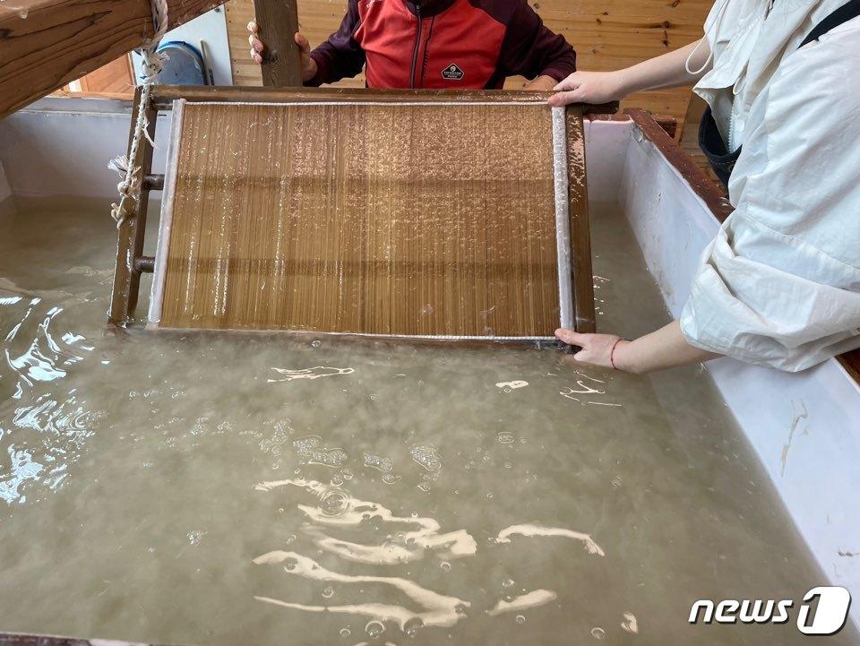 본문 이미지 - 한국전통문화전당 전주천년한지관은 전통한지 제조교육 '한지·상상·짓다' 프로그램 참여자를 상시 모집한다고 21일 밝혔다.(전주천년한지관 제공)2023.5.21/뉴스1