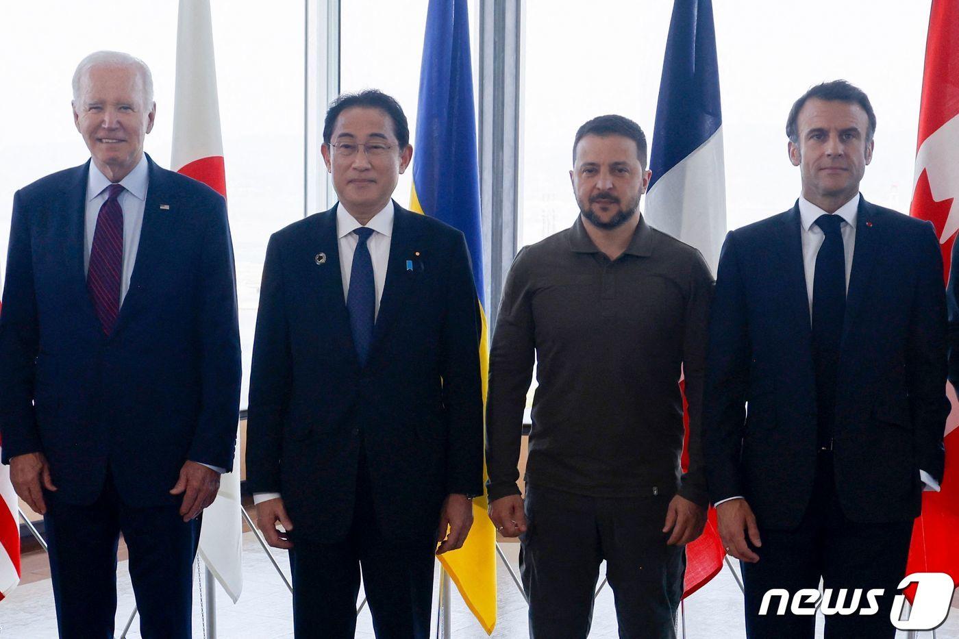 본문 이미지 - 조 바이든 미국 대통령과 기시다 후미오 일본 총리, 에마뉘엘 마크롱 프랑스 대통령, 볼로디미르 젤렌스키 우크라이나 대통령이 21일 (현지시간) 일본 히로시마에서 열린 G7 정상회의 실무 세션에 참석하며 포즈를 취하고 있다. ⓒ AFP=뉴스1 ⓒ News1 우동명 기자