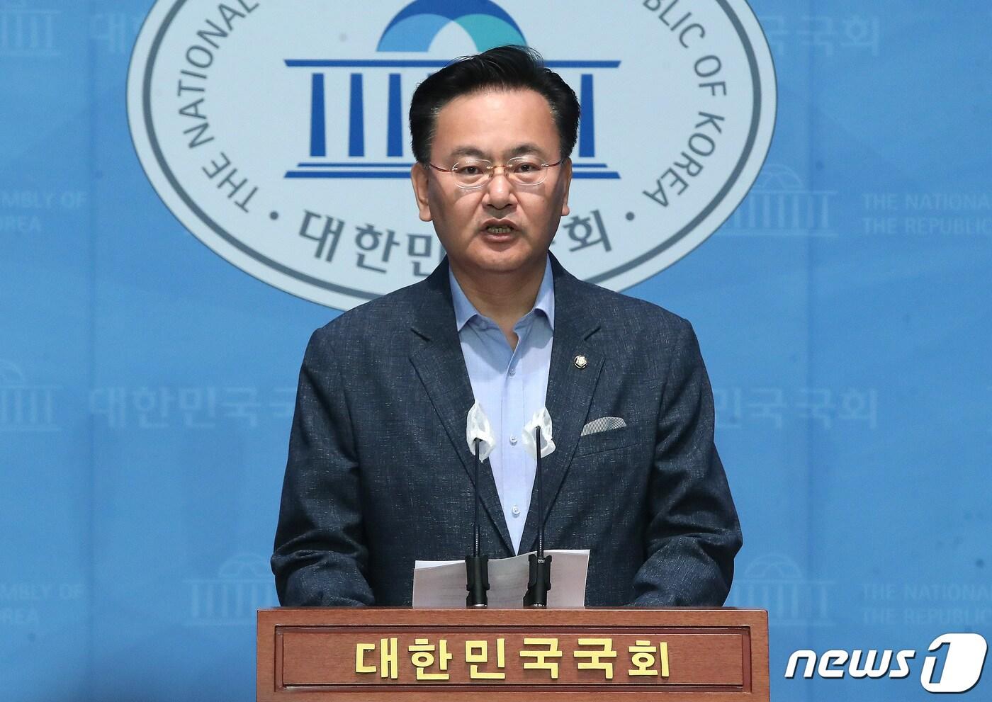 본문 이미지 - 유상범 국민의힘 수석대변인이 21일 오전 서울 여의도 국회 소통관에서 더불어민주당의 후쿠시마 오염수 투기 저지 대회 참여 관련 논평을 하고 있다. 2023.5.21/뉴스1 ⓒ News1 임세영 기자