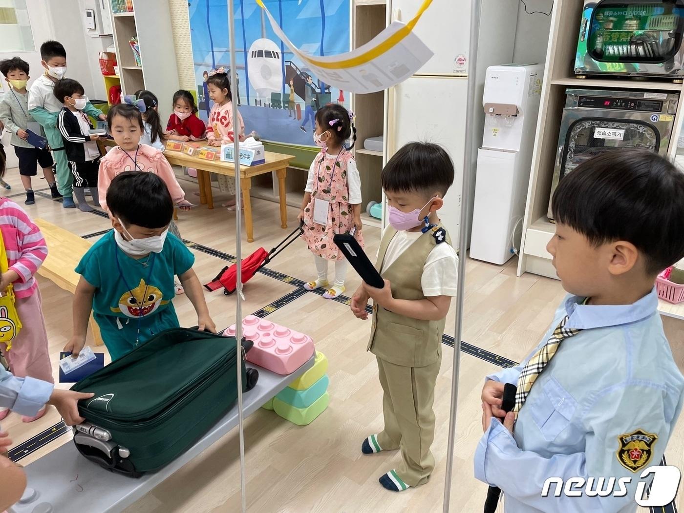 본문 이미지 - 20일 울산 중구 삼일초등학교별성유치원에서 '세계인의 날' 행사가 진행된 가운데 아이들이 공항처럼 꾸민 교실에서 입국심사를 통과하는 체험을 하고 있다. (울산교육청 제공)