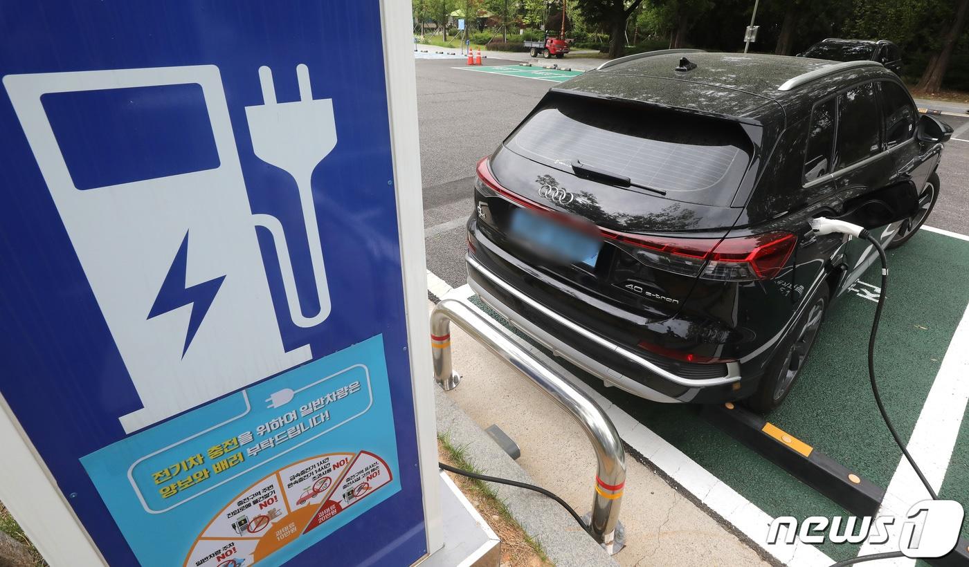 21일 서울 여의도 국회 주차장에 위치한 전기차 충전소에서 전기차가 충전을 하고 있다.  2023.5.21/뉴스1 ⓒ News1 임세영 기자