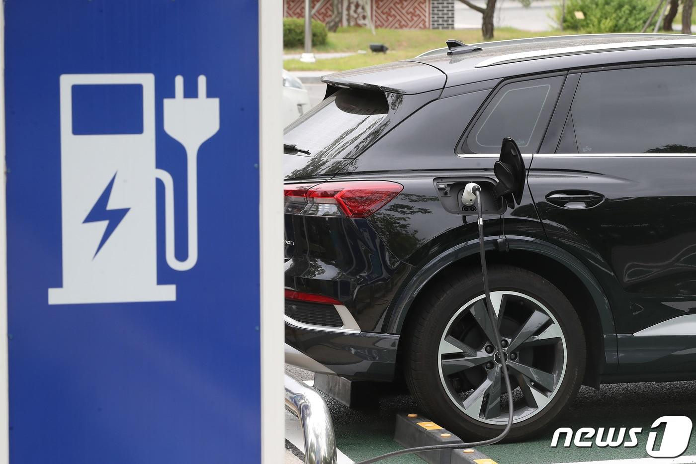서울 여의도 국회 주차장에 위치한 전기차 충전소에서 전기차가 충전을 하고 있다.2023.5.21/뉴스1 ⓒ News1 임세영 기자