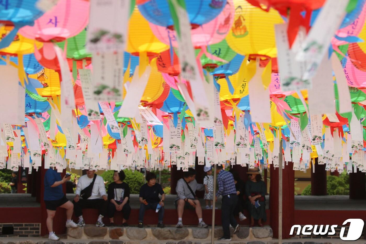 본문 이미지 - 부처님 오신 날을 한 주 앞둔 21일 경북 청도군 운문사 경내에 불자들의 소원을 담은 오색 봉축 연등이 매달려 있다. 2023.5.21/뉴스1 ⓒ News1 공정식 기자