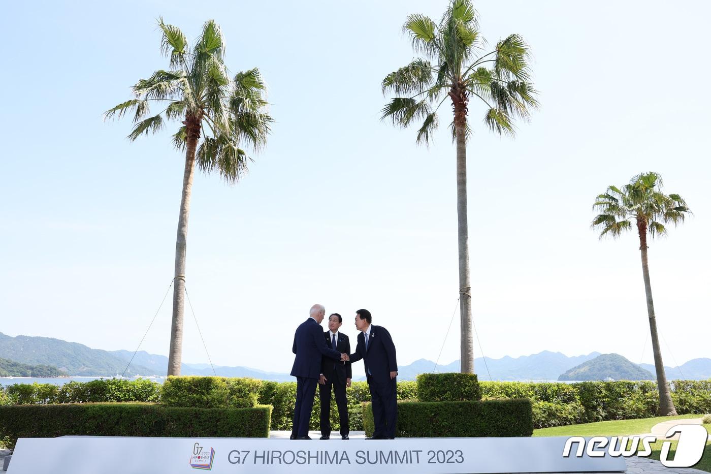 본문 이미지 - 윤석열 대통령과 조 바이든 미국 대통령, 기시다 후미오 일본 총리가 지난 5월21일 히로시마 G7 정상회의장인 그랜드 프린스 호텔에서 열린 한미일 정상회담에서 포즈를 취하고 있다. (대통령실 제공) 2023.5.21/뉴스1 ⓒ News1 오대일 기자