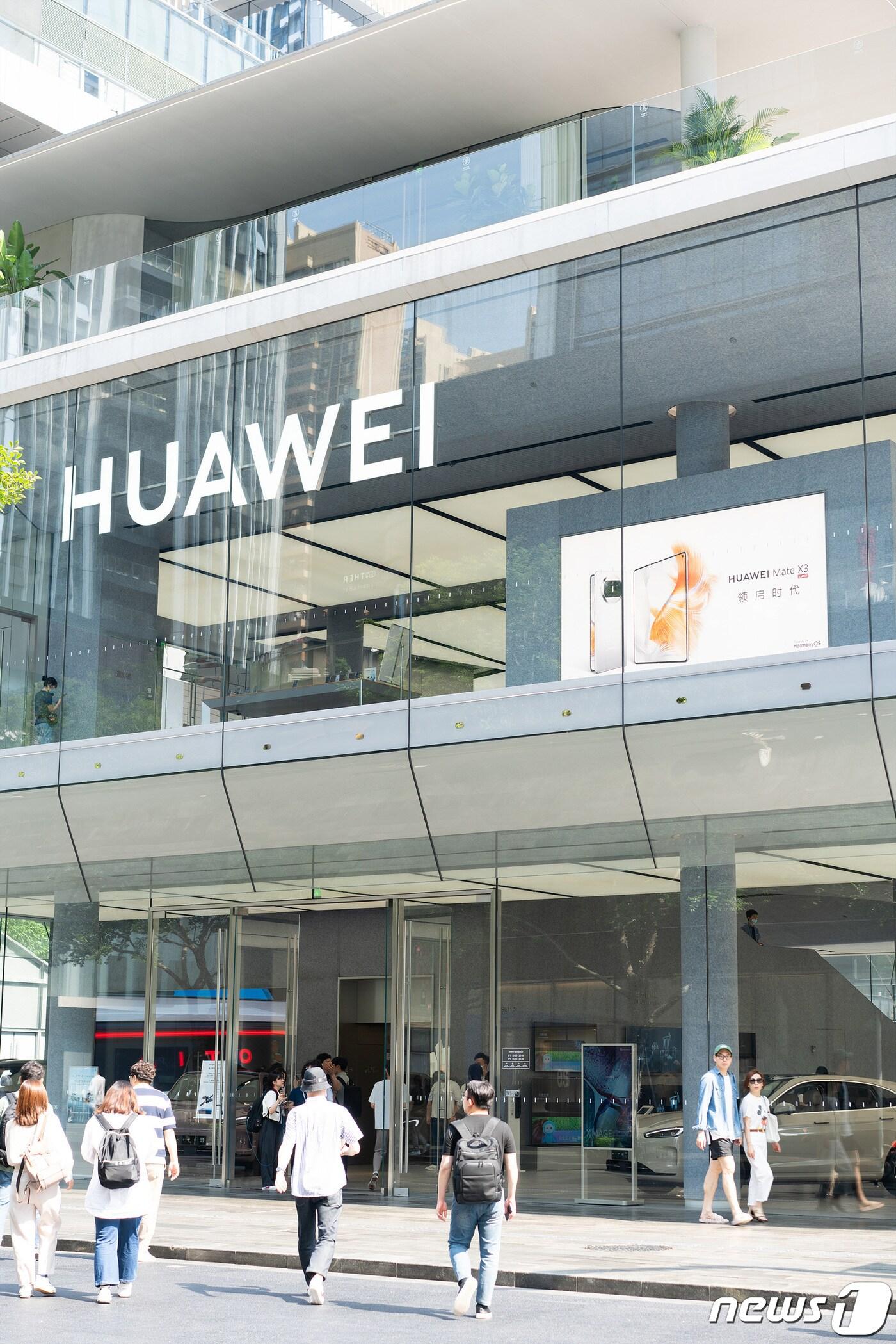 본문 이미지 - 중국 선전에 위치한 화웨이 플래그십 스토어 전경 2023.5.18/뉴스1 ⓒ News1 이기범 기자