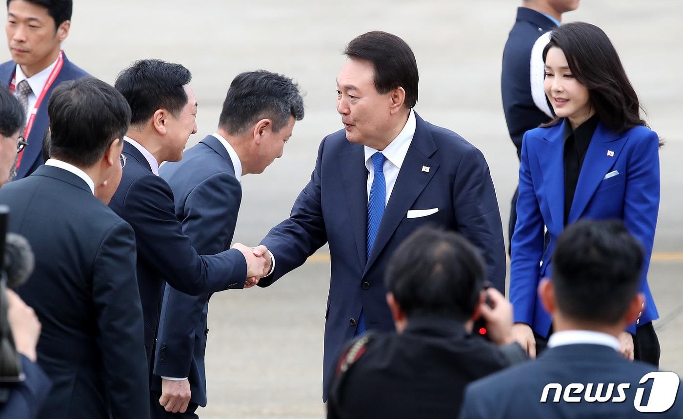 2023년 5월 1일 주요 7개국&#40;G7&#41; 정상회의 일정을 마친 윤석열 대통령과 부인 김건희 여사가 경기 성남 서울공항에 도착해 김기현 국민의힘 대표와 인사를 나누고 있다. 2023.5.21/뉴스1 ⓒ News1 박지혜 기자