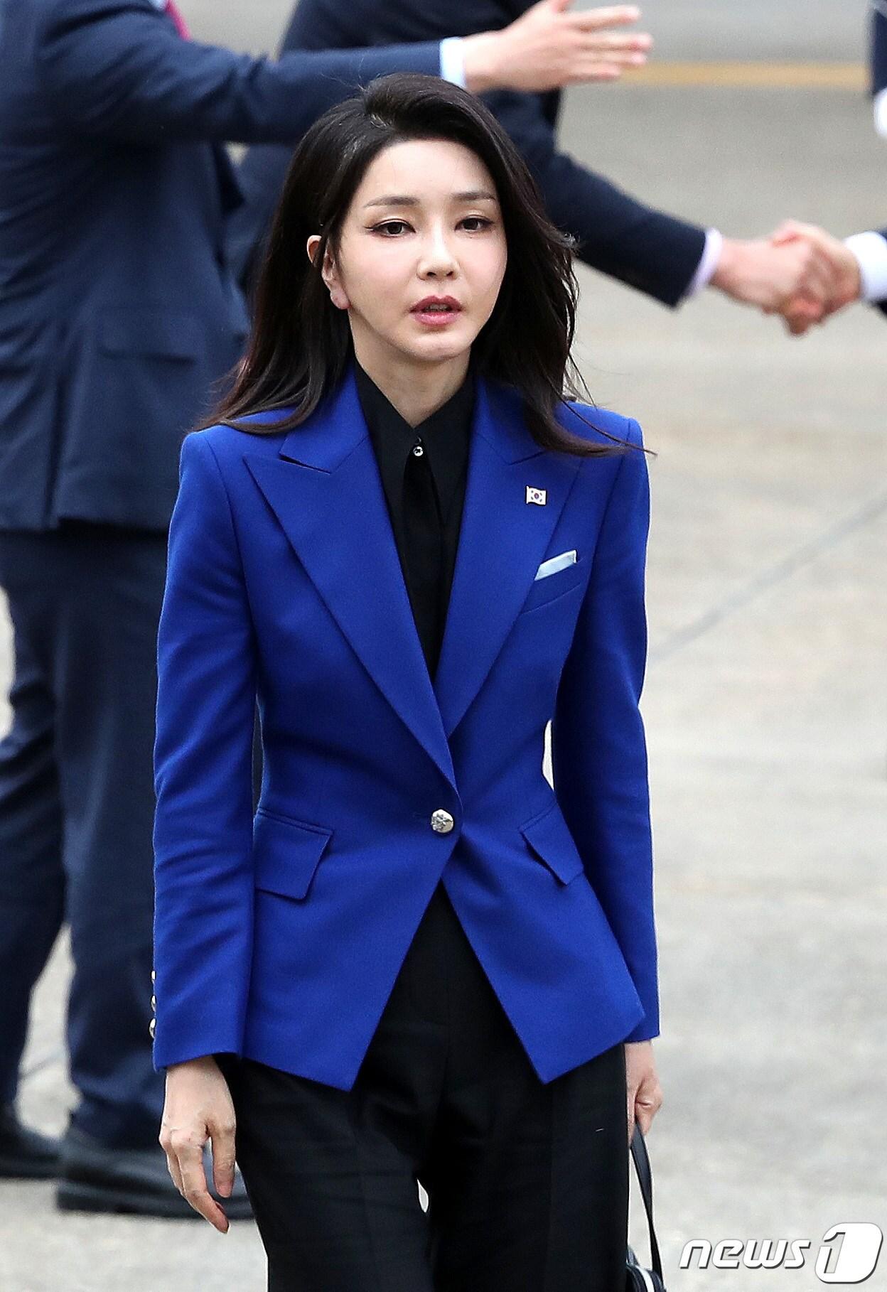 본문 이미지 - 윤석열 대통령과 함께 주요 7개국(G7) 정상회의 일정을 마친 김건희 여사가 21일 경기 성남 서울공항에 도착해 이동하고 있다. 2023.5.21/뉴스1 ⓒ News1 박지혜 기자