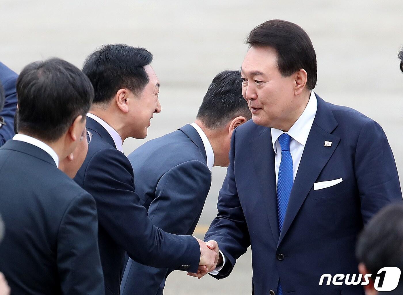 본문 이미지 - 주요 7개국(G7) 정상회의 일정을 마친 윤석열 대통령이 21일 경기 성남 서울공항에 도착해 김기현 국민의힘 대표와 인사를 나누고 있다. 2023.5.21/뉴스1 ⓒ News1 박지혜 기자
