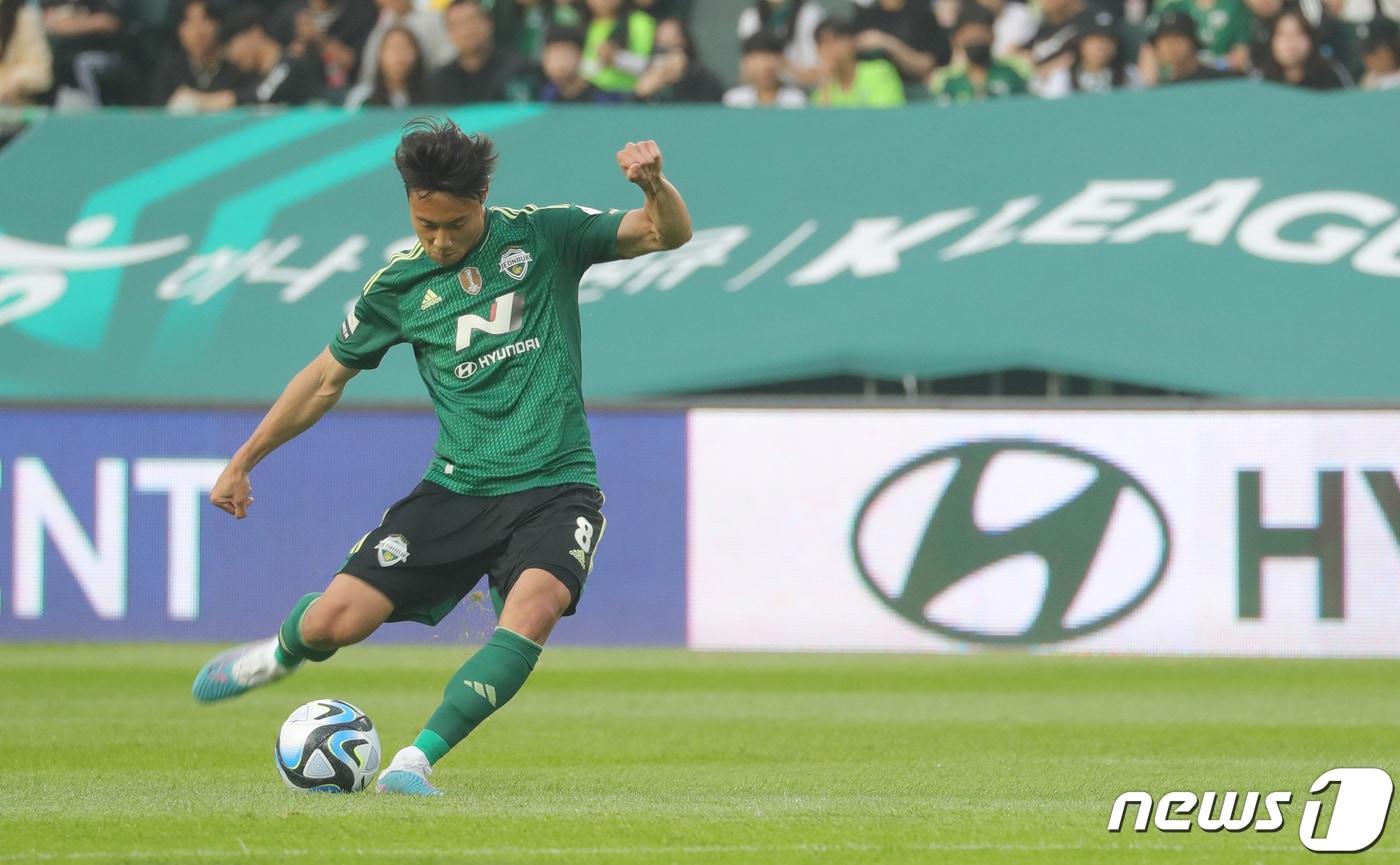 21일 전북 전주시 전주월드컵경기장에서 열린 하나원큐 K리그1 전북현대와 수원FC의 경기에서 전북현대 백승호가 프리킥을 차고 있다. 2023.5.21/뉴스1 ⓒ News1 유경석 기자