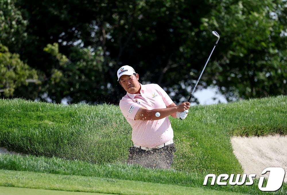 본문 이미지 - 백석현이 21일 제주도 핀크스골프클럽에서 열린 'SK telecom OPEN 2023' 최종라운드 18번홀에서 벙커샷을 치고 있다. (KPGA 제공) 2023.5.21/뉴스1
