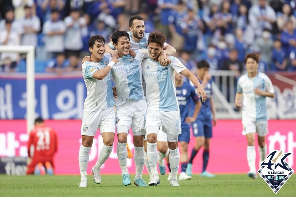 본문 이미지 - 올 시즌 두번째 6연승을 기록한 울산 현대. (한국프로축구연맹 제공)