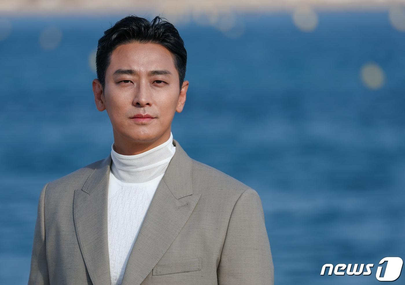 21일 오후(현지시간) 제76회 칸 국제영화제가 열리고 있는 프랑스 남부 소도시 칸 ‘팔레 데 페스티발’(Palais des Festival) 영화진흥위원회 부스 해변에서 열린 칸영화제 공식 초청작 ‘탈출 : 프로젝트 사일런스’(탈출: The Project Silence)의 인터뷰 촬영에서 배우 주지훈이 포즈를 취하고 있다. 2023.5.22/뉴스1 ⓒ News1 이준성 기자