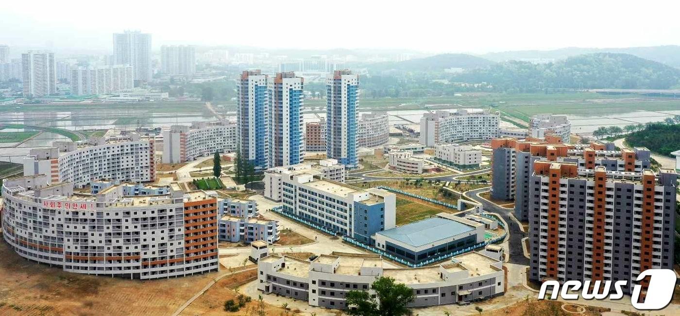 본문 이미지 - (평양 노동신문=뉴스1) = 북한 노동당 기관지 노동신문은 22일 "수도 평양의 대평지구에 현대적인 살림집 구획이 일떠섰다＂며 ＂철거 세대 주민들을 위한 또 하나의 건설 전선이 평양시 교외에 펼쳐지고 대평지구 살림집 건설이 당과 국가의 중대사로 강력히 추진되어 수도 건설사에 자랑스러운 한 페이지가 새겨졌다＂라고 보도했다. [국내에서만 사용가능. 재배포 금지. DB 금지. For Use Only in the Republic of Korea. Redistribution Prohibited] rodongphoto@news1.kr