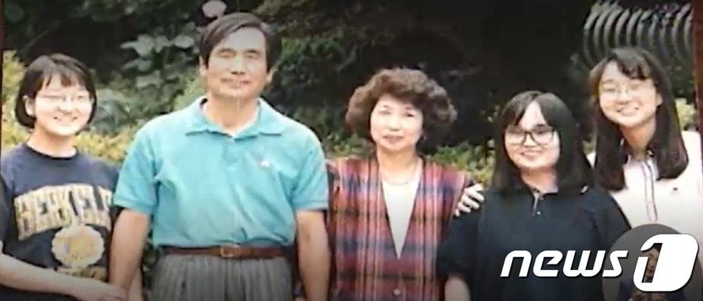 본문 이미지 -  고(故) 정광진 변호사 가족 사진. 큰딸 윤민씨(왼쪽에서 4번째) 등 세딸을 1995년 6월 29일 삼풍백화점 붕괴참사로 잃은 정 변호사는 장학재단을 설립, 시작장애학생 교육에 도움이 되도록 했다. (MBC 갈무리) 뉴스1